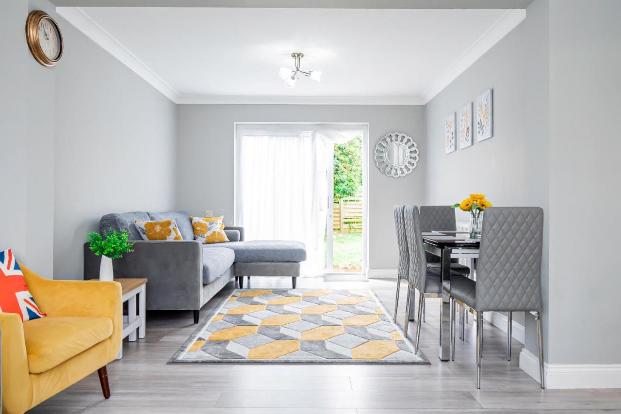 Holiday home Stunning Place, Close To Windsor & Heathrow & Private Parking *