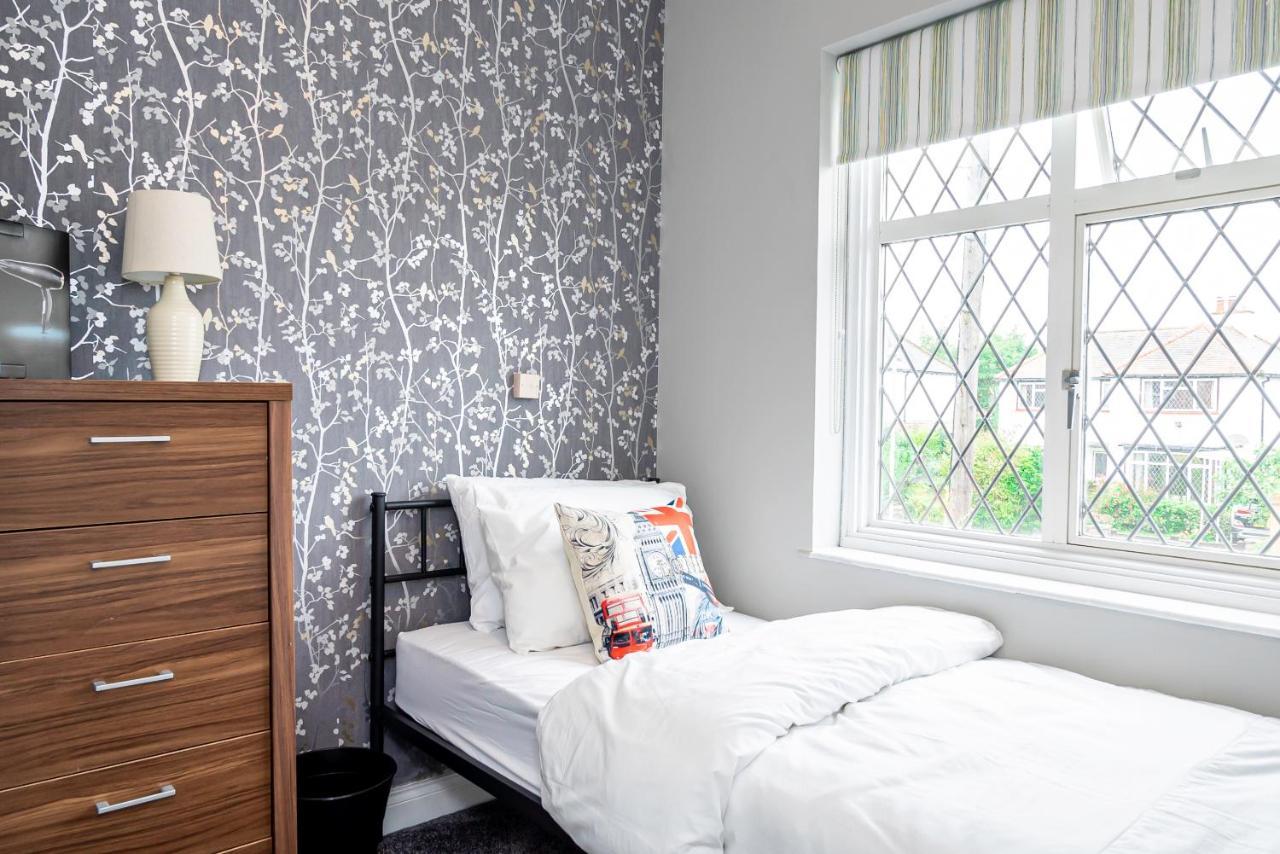 Holiday home Stunning Place, Close To Windsor & Heathrow & Private Parking *