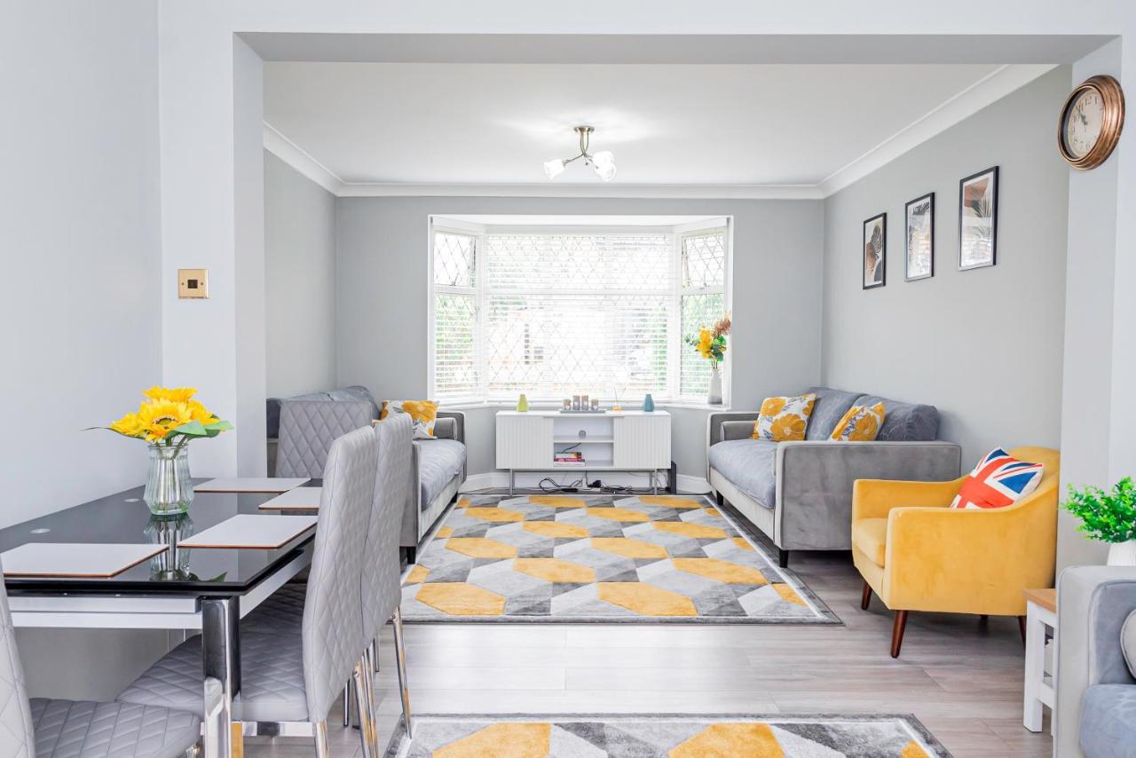 Holiday home Stunning Place, Close To Windsor & Heathrow & Private Parking